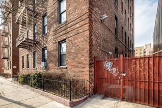 8825 Merrick Blvd in Jamaica, NY - Building Photo - Building Photo