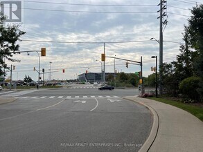 1055-1055 Southdown Rd in Mississauga, ON - Building Photo - Building Photo