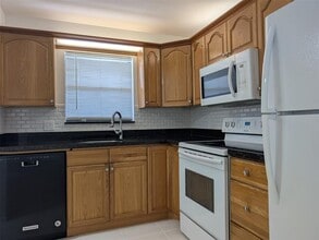 21915 Lake Forest Cir in Boca Raton, FL - Building Photo - Building Photo