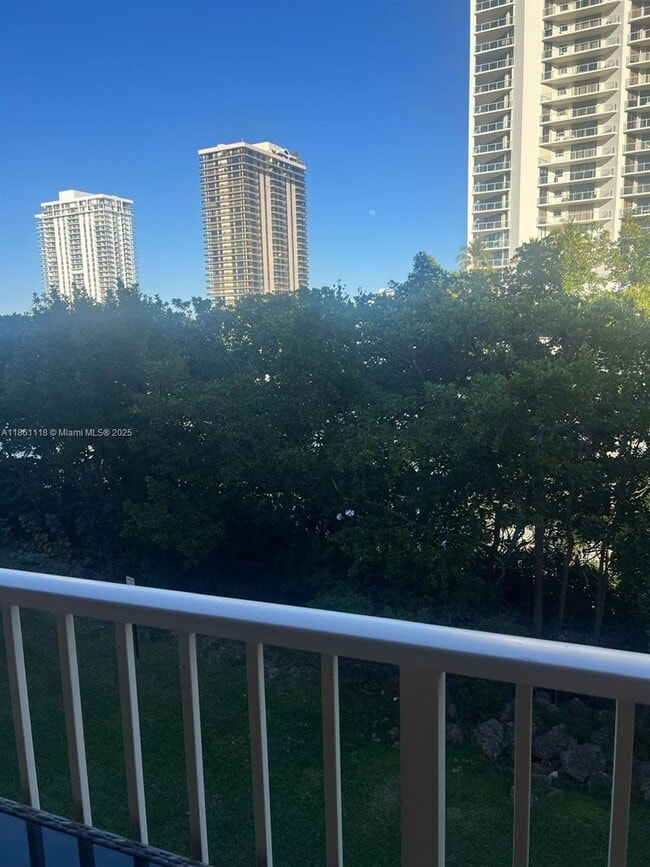 19601 E Country Club Dr in Aventura, FL - Building Photo - Building Photo