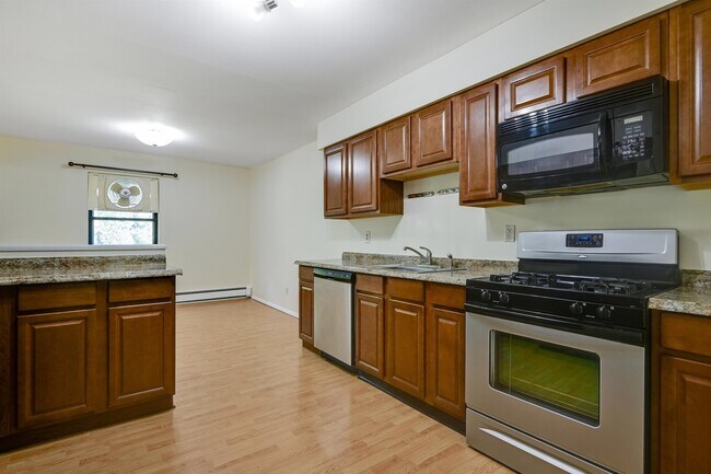 380 Front St in Secaucus, NJ - Building Photo - Building Photo