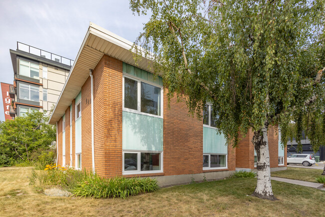 2402 33 Av SW in Calgary, AB - Building Photo - Building Photo