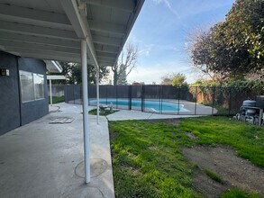 4104 Los Osos St in Bakersfield, CA - Building Photo - Building Photo