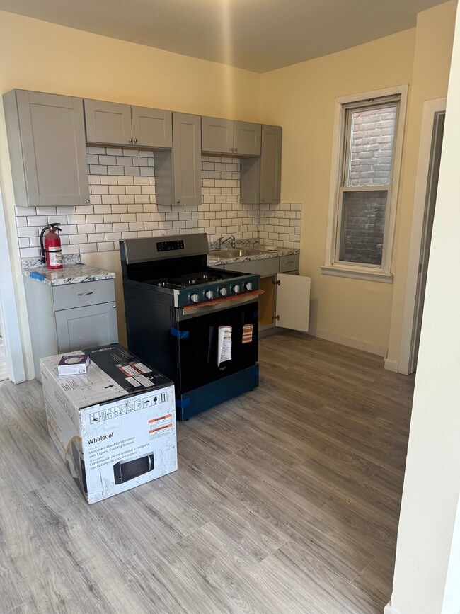 216 Harrison Ave, Unit Second Floor Unit in Lodi, NJ - Foto de edificio - Building Photo