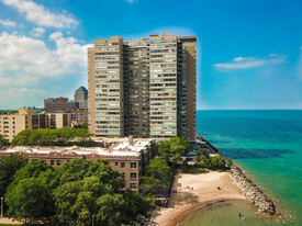 6301 N Sheridan Rd in Chicago, IL - Building Photo