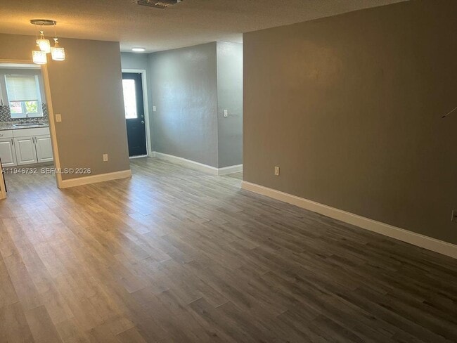 6877 NW 30th St in Sunrise, FL - Building Photo - Building Photo