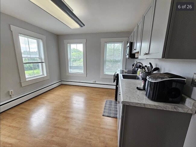 377 Nashua St, Unit Unit 2 in Milford, NH - Foto de edificio - Building Photo