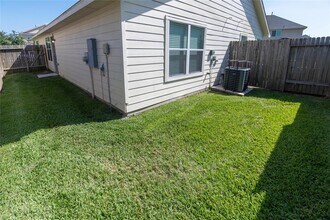 2419 Sailors Way-Unit -B in Houston, TX - Foto de edificio - Building Photo