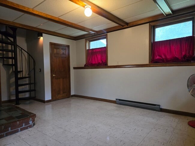 96 E Broadway, Unit A in Bangor, ME - Foto de edificio - Building Photo