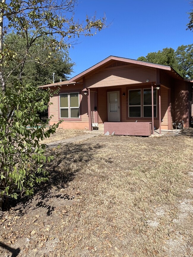 211 Wingate Ave in San Antonio, TX - Foto de edificio - Building Photo