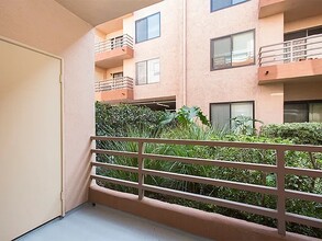 6815 Remmet Ave in Canoga Park, CA - Building Photo - Building Photo
