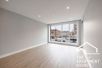 2354 W Polk St, Unit 302 in Chicago, IL - Building Photo - Building Photo