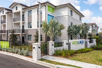 Vista Lago Apartments in Miami Gardens, FL - Foto de edificio - Building Photo
