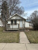 1012 E 5th Ave in Mitchell, SD - Building Photo