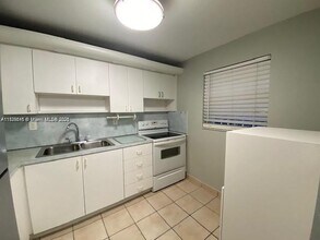 1855 W 60th St in Hialeah, FL - Foto de edificio - Building Photo