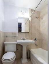 566 Hudson St in New York, NY - Building Photo - Building Photo