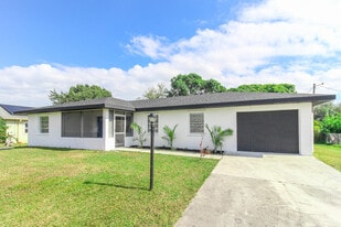 313 NW Dorchester St in Port St. Lucie, FL - Building Photo
