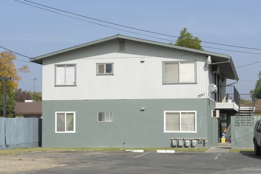 2061 Olive Ave in Atwater, CA - Foto de edificio