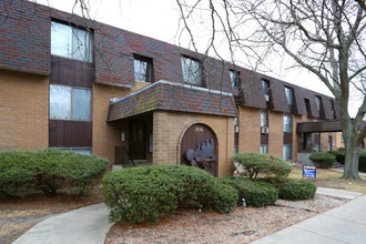 Forest View Manor in Waukegan, IL - Building Photo - Building Photo