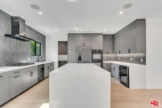 5456 Hazeltine Ave in Los Angeles, CA - Building Photo - Building Photo
