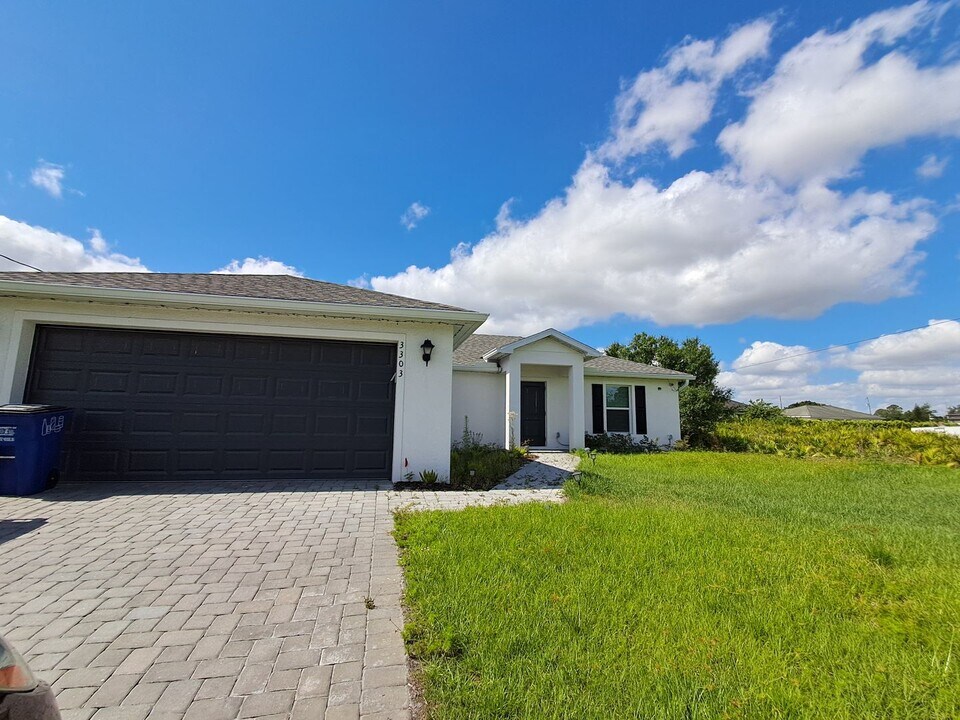 3303 8th St SW in Lehigh Acres, FL - Building Photo