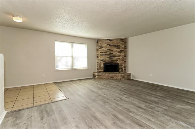 3904 Royal Crest Dr in Fort Worth, TX - Building Photo - Building Photo