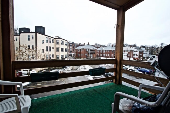 1714 Commonwealth Avenue, Unit 6 in Boston, MA - Foto de edificio - Building Photo