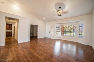 8117 Creek Water Ln in Las Vegas, NV - Building Photo - Building Photo