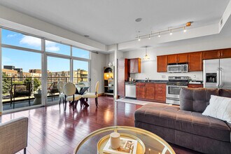 106 W Seeboth St in Milwaukee, WI - Foto de edificio - Building Photo