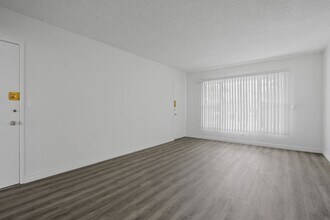 402 Montana Ave in Santa Monica, CA - Foto de edificio - Building Photo