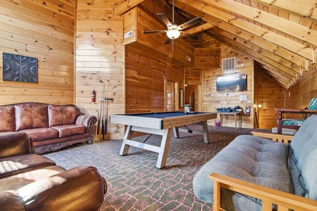 1115 Towering Oaks Dr in Sevierville, TN - Foto de edificio - Building Photo