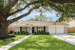 11102 Hillcroft St in Houston, TX - Building Photo