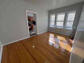 2047 E 68th St in Chicago, IL - Building Photo - Building Photo