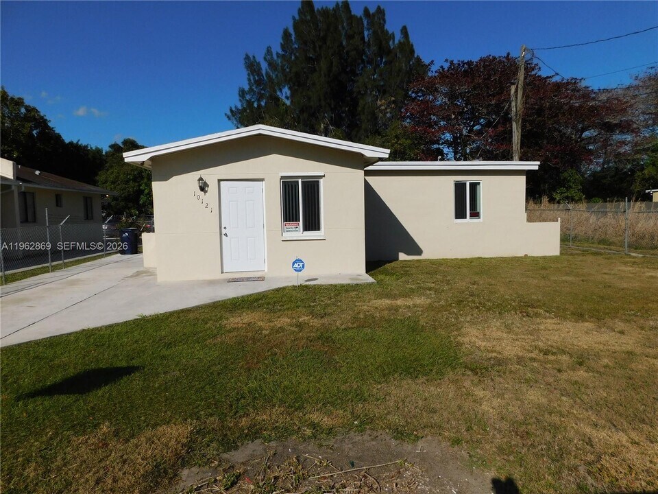 10121 W Jessamine St in Miami, FL - Building Photo