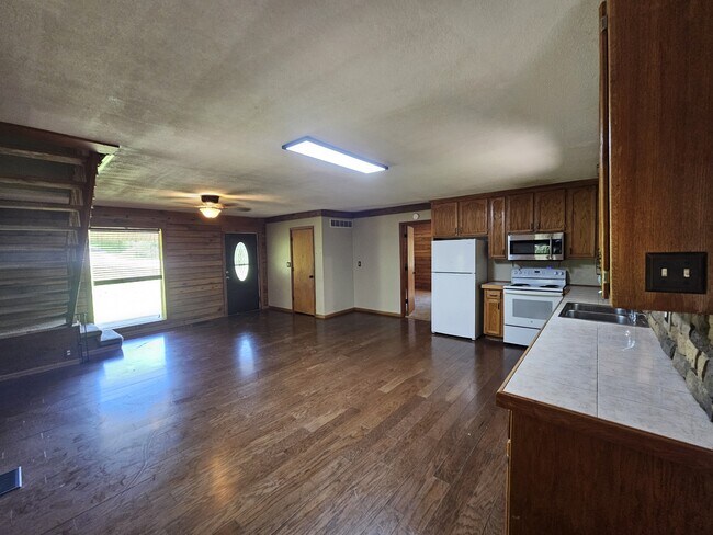 777 Y Hwy in Clinton, MO - Foto de edificio - Building Photo