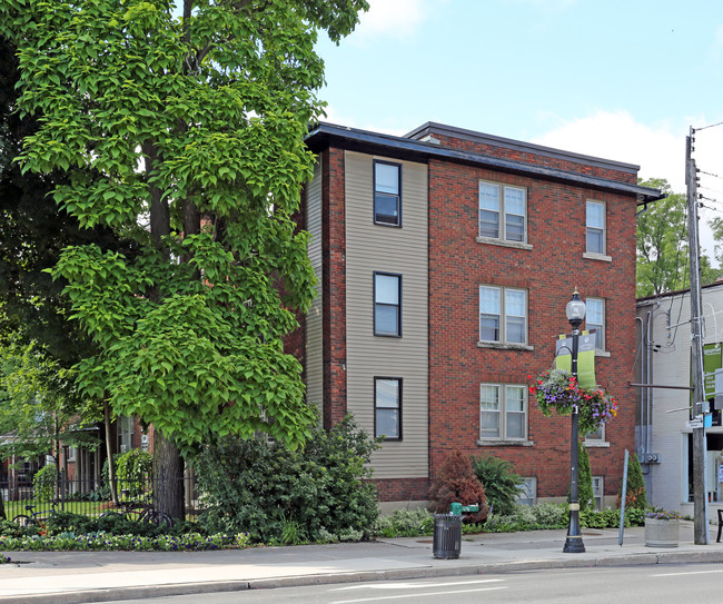 University Court Apartments in Hamilton, ON - Building Photo - Building Photo