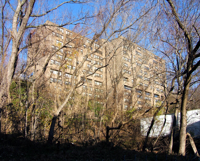 Monastery Manor in Yonkers, NY - Foto de edificio - Building Photo