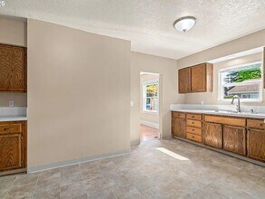 8316 SE Raymond Ct in Portland, OR - Building Photo - Building Photo
