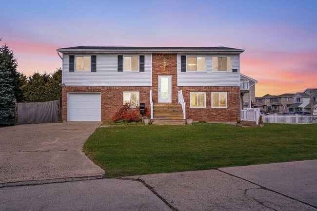 property at 4 Bay Pl