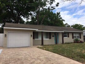 2111 Biscayne Dr in Winter Park, FL - Building Photo