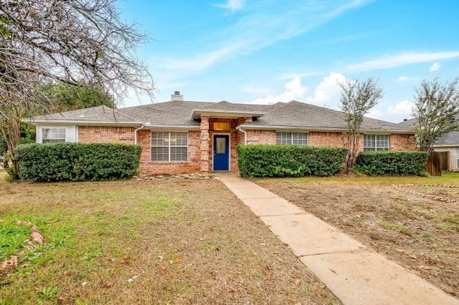 701 Stonebrooke Dr in Burleson, TX - Foto de edificio - Building Photo