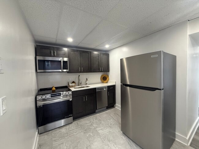 156 Garfield Ave in New London, CT - Building Photo - Building Photo
