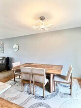 1595 Oregon Trl in Elk Grove Village, IL - Foto de edificio - Building Photo