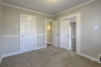 807 S Fairview Ave in Independence, MO - Building Photo - Building Photo
