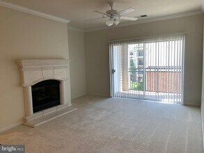 12958 Centre Park Cir-Unit -327 in Herndon, VA - Foto de edificio - Building Photo