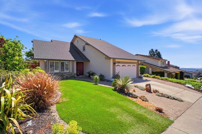 6001 Castlebrook Dr in Castro Valley, CA - Foto de edificio - Building Photo