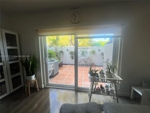 421 NW 109th Ave in Miami, FL - Building Photo - Building Photo