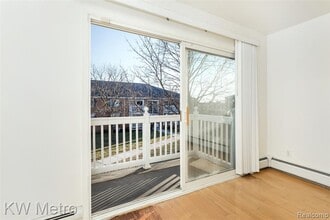 2425 Torquay Ave in Royal Oak, MI - Foto de edificio - Building Photo
