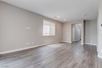 704 Rogue Wave St in Las Vegas, NV - Building Photo - Building Photo