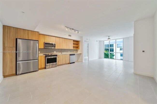 2150 N Bayshore Dr, Unit 305 in Miami, FL - Building Photo - Building Photo